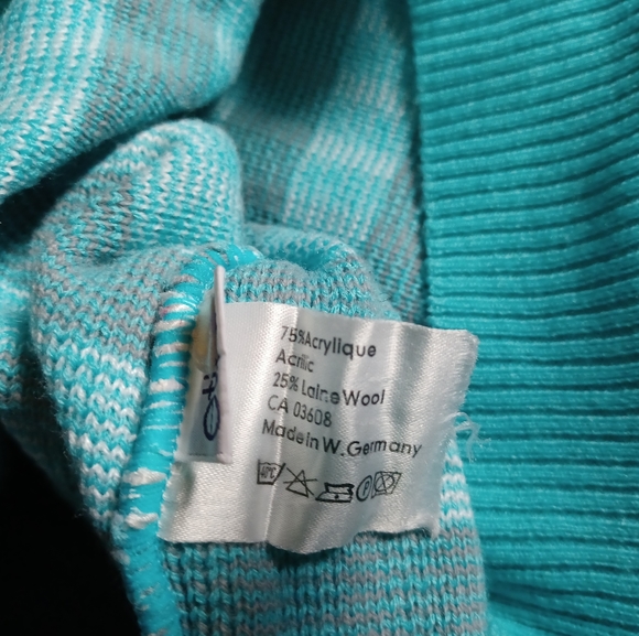 Sweater and hat matching set women size medium - Picture 4 of 5